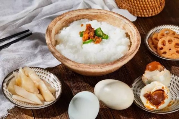 说起来，高邮的天气，仿佛也带着一点鸭蛋的性子，温温的，咸咸的，不紧不慢的